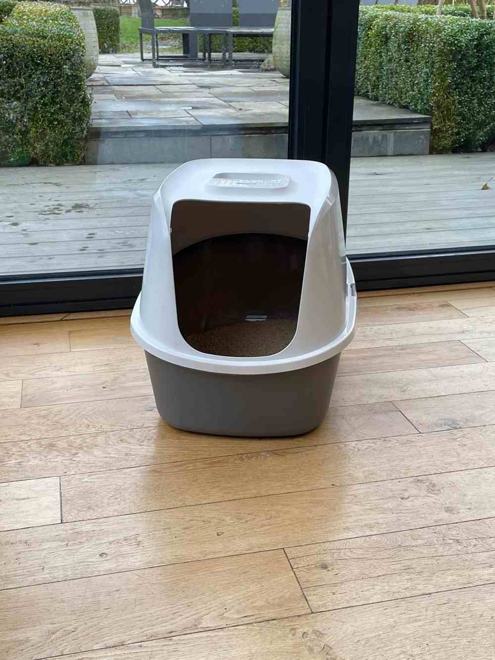 CAT CENTRE Litter Tray Hooded Toilet